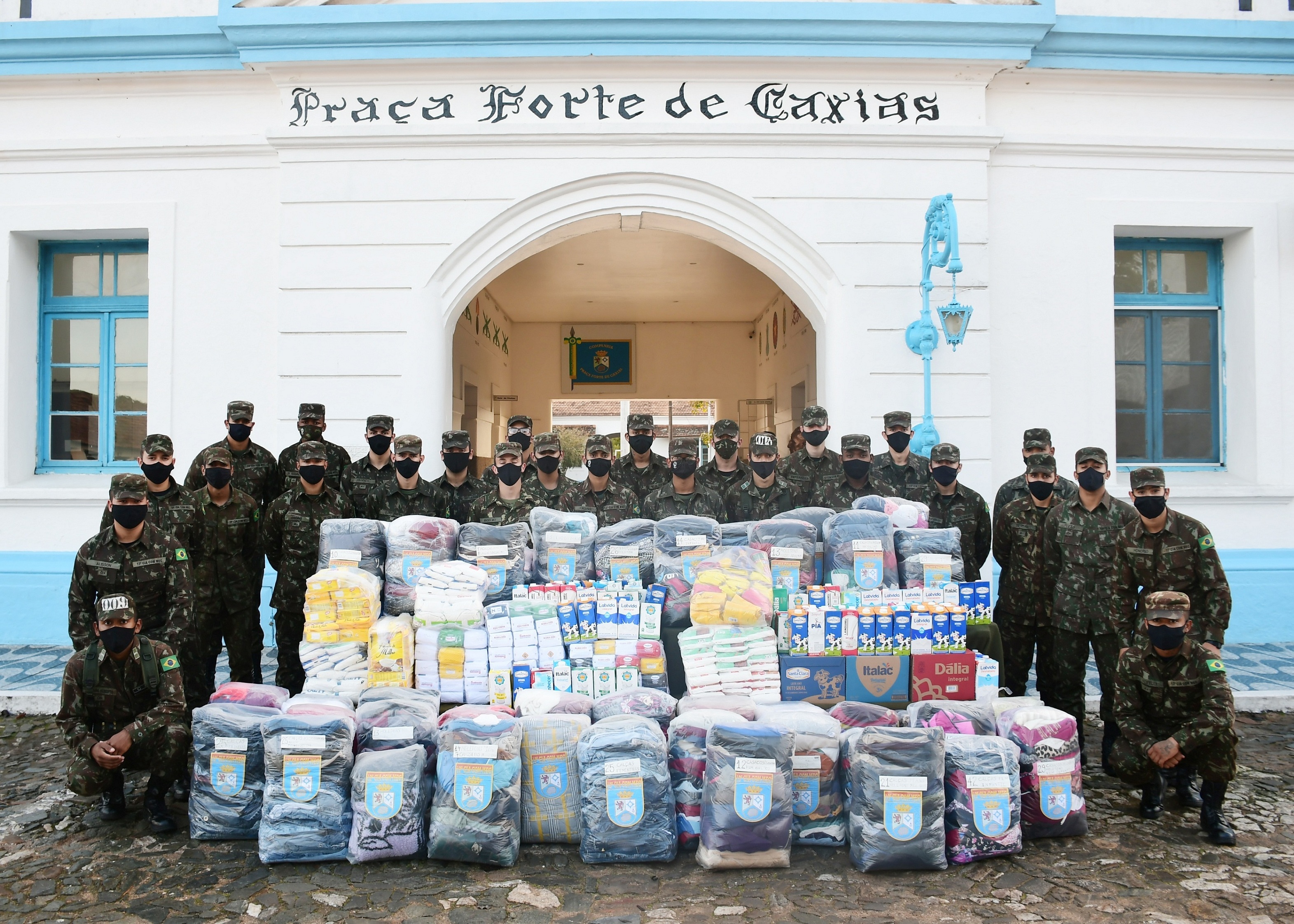 A ''Praça Forte de Caxias'' comemora o dia das Comunicações com a realização da campanha de agasalhos e alimentos