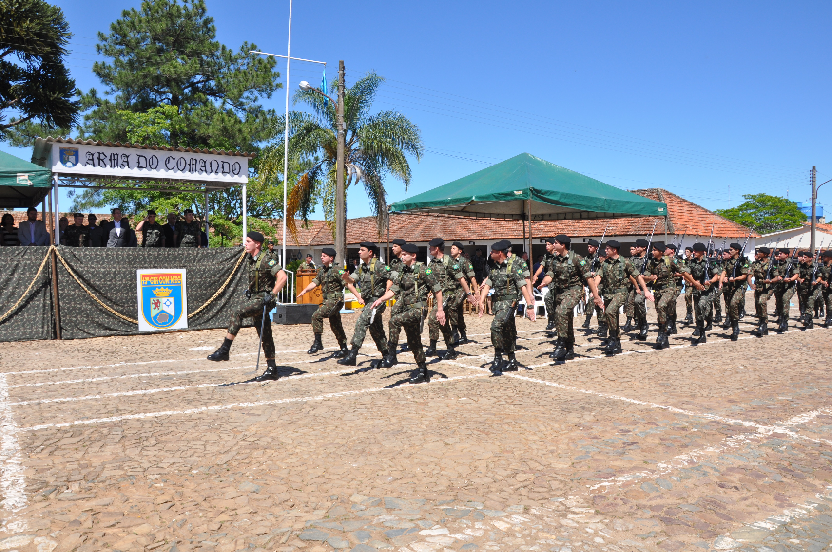 Tropa desfila